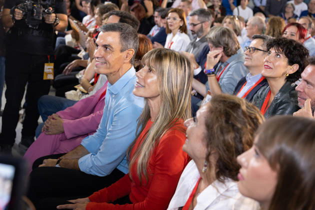 The PSOE Holds Its Federal Committee Meeting in Fuenlabrada, Madrid Prime Minister Pedro Sánchez and his wife, Begona Gómez, during the PSOE Federal Committee meeting at the Tomás y Valiente Art Center on October 17, 2026, in Fuenlabrada, Madrid, Spain. The committee meeting served to ratify the party’s candidate lists for the general election on November 29 and to endorse its secretary general, Pedro Sánchez, as the candidate for Prime Minister. OCTOBER 17, 2026 Jesús Hellí Fuenlabrada, Madrid Fuenlabrada, Madrid, Spain  Copyright: xJesusxHellinx 7851271