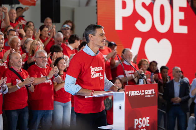 The PSOE Holds Its Federal Committee Meeting in Fuenlabrada, Madrid Prime Minister Pedro Sánchez during the PSOE Federal Committee meeting at the Tomás y Valiente Art Center on October 17, 2026, in Fuenlabrada, Madrid, Spain. The meeting served to ratify the party’s candidate lists for the general election on November 29 and to confirm its secretary-general, Pedro Sánchez, as the candidate for Prime Minister. OCTOBER 17, 2026 Jesús Hellí Fuenlabrada, Madrid Fuenlabrada, Madrid, Spain  Copyright: xJesusxHellinx 7851272
