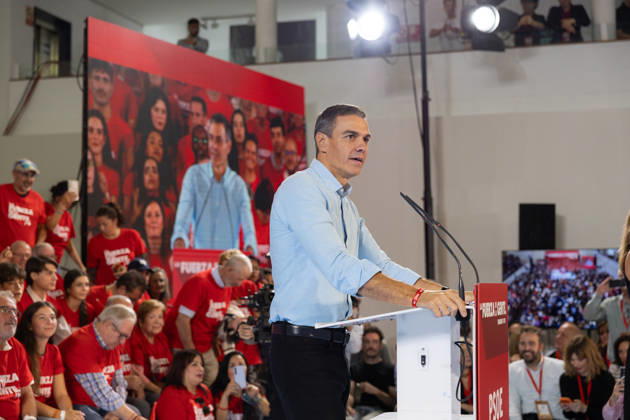 The PSOE Holds Its Federal Committee Meeting in Fuenlabrada, Madrid Prime Minister Pedro Sánchez during the PSOE Federal Committee meeting at the Tomás y Valiente Art Center on October 17, 2026, in Fuenlabrada, Madrid, Spain. The meeting served to ratify the party’s candidate lists for the general election on November 29 and to confirm its secretary-general, Pedro Sánchez, as the candidate for Prime Minister. OCTOBER 17, 2026 Jesús Hellí Fuenlabrada, Madrid Fuenlabrada, Madrid, Spain  Copyright: xJesusxHellinx 7851274