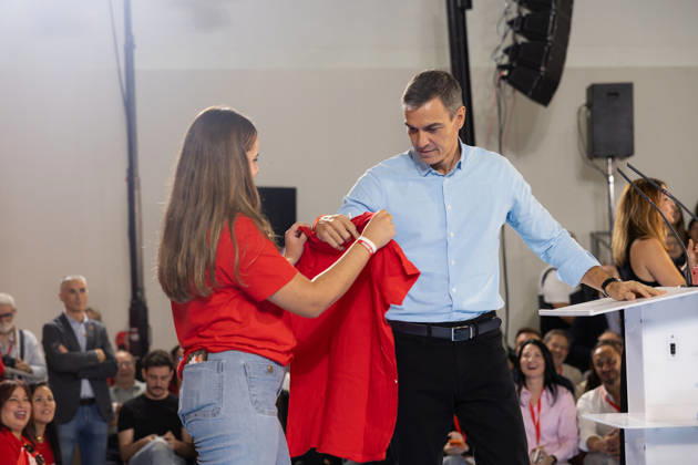 The PSOE Holds Its Federal Committee Meeting in Fuenlabrada, Madrid Prime Minister Pedro Sánchez during the PSOE Federal Committee meeting at the Tomás y Valiente Art Center on October 17, 2026, in Fuenlabrada, Madrid, Spain. The meeting served to ratify the party’s candidate lists for the general election on November 29 and to confirm its secretary-general, Pedro Sánchez, as the candidate for Prime Minister. OCTOBER 17, 2026 Jesús Hellí Fuenlabrada, Madrid Fuenlabrada, Madrid, Spain  Copyright: xJesusxHellinx 7851275
