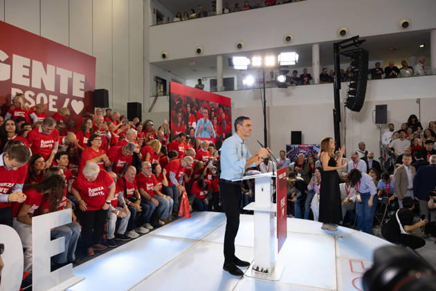 The PSOE Holds Its Federal Committee Meeting in Fuenlabrada, Madrid Prime Minister Pedro Sánchez during the PSOE Federal Committee meeting at the Tomás y Valiente Art Center on October 17, 2026, in Fuenlabrada, Madrid, Spain. The meeting served to ratify the party’s candidate lists for the general election on November 29 and to confirm its secretary-general, Pedro Sánchez, as the candidate for Prime Minister. OCTOBER 17, 2026 Jesús Hellí Fuenlabrada, Madrid Fuenlabrada, Madrid, Spain  Copyright: xJesusxHellinx 7851282