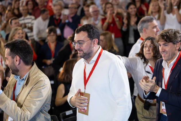 The PSOE Holds Its Federal Committee Meeting in Fuenlabrada, Madrid Adrián Barbón, President of the Principality of Asturias and Secretary General of the FSA PSOE, during the PSOE Federal Committee meeting at the Tomás y Valiente Art Center on October 17, 2026, in Fuenlabrada, Madrid, Spain. The Committee served to ratify the party’s candidate lists for the general election on November 29 and to endorse its Secretary General, Pedro Sánchez, as the candidate for Prime Minister. OCTOBER 17, 2026 Jesús Hellí Fuenlabrada, Madrid Fuenlabrada, Madrid, Spain  Copyright: xJesusxHellinx 7851295