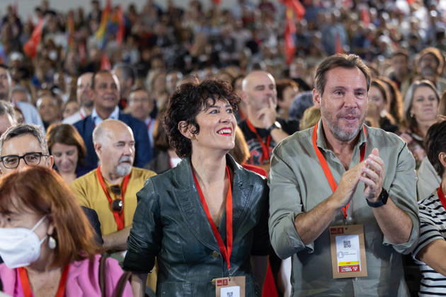 The PSOE Holds Its Federal Committee Meeting in Fuenlabrada, Madrid The Minister of Inclusion, Social Security, and Migration, Elma Saiz, and the Minister of Transportation and Sustainable Mobility, Óscar Puente, during the PSOE Federal Committee meeting at the Tomás y Valiente Art Center on October 17, 2026, in Fuenlabrada, Madrid, Spain. The Committee served to ratify the party’s candidate lists for the general election on November 29 and to endorse its Secretary-General, Pedro Sánchez, as the candidate for President of the Government. OCTOBER 17, 2026 Jesús Hellí Fuenlabrada, Madrid Fuenlabrada, Madrid, Spain  Copyright: xJesusxHellinx 7851354