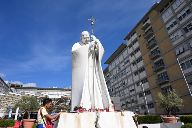 October 17, 2026, Rome, Rome, Italy: There is great anticipation outside Gemelli Hospital for the Pope s resignation, expected in the early afternoon. The Pontiff underwent surgery a few days ago to remove a lung adenocarcinoma from his right lung. Rome, 10 17 2026 Rome Italy  - ZUMAa289 20261017_zia_a289_003 Copyright: xMariaxLauraxAntonellix xAgfx