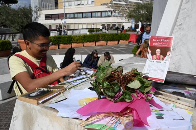 October 17, 2026, Rome, Rome, Italy: There is great anticipation outside Gemelli Hospital for the Pope s resignation, expected in the early afternoon. The Pontiff underwent surgery a few days ago to remove a lung adenocarcinoma from his right lung. Rome, 10 17 2026 Rome Italy  - ZUMAa289 20261017_zia_a289_004 Copyright: xMariaxLauraxAntonellix xAgfx