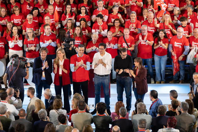 The PSOE holds its Federal Committee meeting in Fuenlabrada, Madrid I D The mayor of Fuenlabrada, Francisco Javier Ayala Ortega; the third vice president and minister for Ecological Transition, Sara Aagesen; Prime Minister Pedro Sánchez, the Secretary-General of the PSOE in Madrid, candidate for President of the Community of Madrid, and Minister for Digital Transformation and the Civil Service, Óscar López, the First Vice President and Minister of Economy, Carlos Cuerpo, and the Secretary-General-elect of the Socialist Youth of Spain (JSE), Aránzazu Figueroa, during the PSOE Federal Committee meeting at the Tomás y Valiente Art Center on October 17, 2026, in Fuenlabrada, Madrid, Spain. The Committee served to ratify the party’s candidate l  Copyright: xJesusxHellinx 7851496