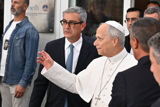RECORD DATE NOT STATED Italy, Rome,Vatican 2026-10-15 : Pope Leo XIAgostino Gemelli University Hospital Italy, Rome, Vatican City, October 17, 2026: Pope Leo XIV leaves the Gemelli University Hospital in Rome following surgery to remove a mass from his lung. Photo: Copyright Alessia Giuliani CPP EDITORIAL USE ONLY - NO BOOKS Copyright: xAlessiaxGiuliani Catholicpressphotox