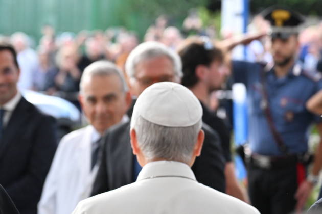 RECORD DATE NOT STATED Italy, Rome,Vatican 2026-10-15 : Pope Leo XIAgostino Gemelli University Hospital Italy, Rome, Vatican City, October 17, 2026: Pope Leo XIV leaves the Gemelli University Hospital in Rome following surgery to remove a mass from his lung. Photo: Copyright Alessia Giuliani CPP EDITORIAL USE ONLY - NO BOOKS Copyright: xAlessiaxGiuliani Catholicpressphotox