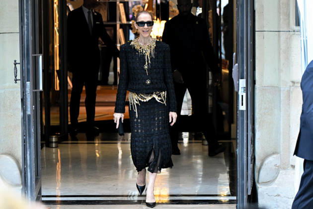 Céline Dion spends time with her fans outside her hotel in Paris. Céline Dion spends time with fans before heading to the venue, the Royal Monceau Hotel in Paris, France 460538 2026 10 17 Paris France Dion, Céline  Copyright: xL.Urmanx xStarfacex STAR_460538_004