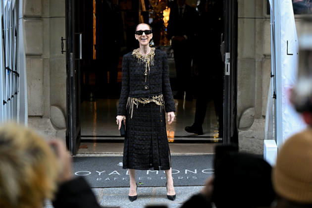 Céline Dion spends time with her fans outside her hotel in Paris. Céline Dion spends time with fans before heading to the venue, the Royal Monceau Hotel in Paris, France 460538 2026 10 17 Paris France Dion, Céline  Copyright: xL.Urmanx xStarfacex STAR_460538_007