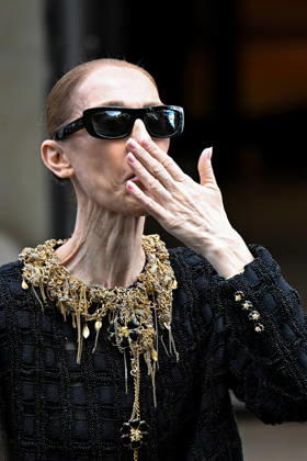 Céline Dion spends time with her fans outside her hotel in Paris. Céline Dion spends time with fans before heading to the venue, the Royal Monceau Hotel in Paris, France 460538 2026 10 17 Paris France Dion, Céline  Copyright: xL.Urmanx xStarfacex STAR_460538_016