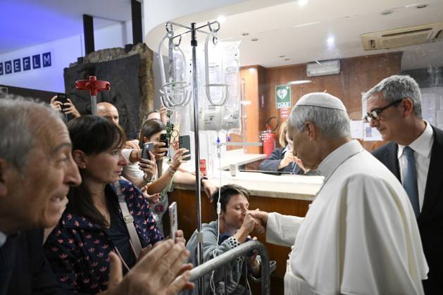 ITALY - POPE - VATICAN-2026 10 17 Italy, Rome, Vatican, October 17, 2026 Pope Leo XIV leaves the Gemelli University Hospital, four days after a surgery to remove a cancerous tumour from his right lung, in Rome Photo by VATICAN MEDIA Catholic Press Photo EDITORIAL USE ONLY - NO BOOKS Copyright: xVATICANxMEDIAx xCatholicxPressxPhotox