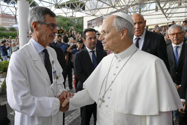 ITALY - POPE - VATICAN-2026 10 17 Italy, Rome, Vatican, October 17, 2026 Pope Leo XIV leaves the Gemelli University Hospital, four days after a surgery to remove a cancerous tumour from his right lung, in Rome Photo by VATICAN MEDIA Catholic Press Photo EDITORIAL USE ONLY - NO BOOKS Copyright: xVATICANxMEDIAx xCatholicxPressxPhotox