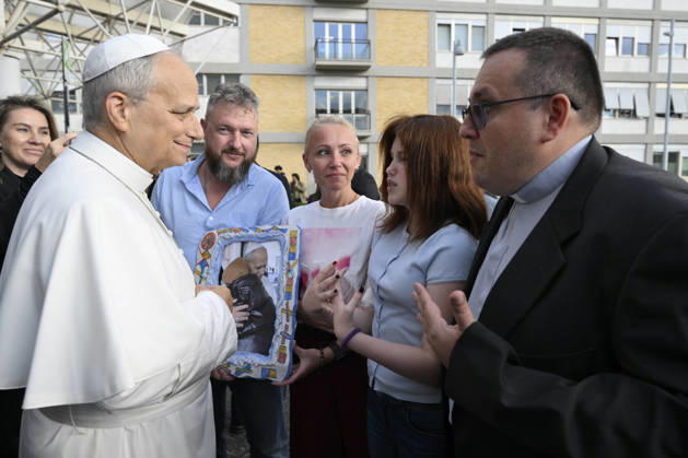 ITALY - POPE - VATICAN-2026 10 17 Italy, Rome, Vatican, October 17, 2026 Pope Leo XIV leaves the Gemelli University Hospital, four days after a surgery to remove a cancerous tumour from his right lung, in Rome Photo by VATICAN MEDIA Catholic Press Photo EDITORIAL USE ONLY - NO BOOKS Copyright: xVATICANxMEDIAx xCatholicxPressxPhotox