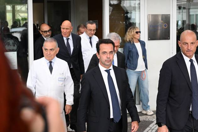 October 17, 2026, Rome, Rome, Italy: Preparations are underway for the Pope s discharge from Rome s Gemelli Polyclinic Hospital, where he was hospitalized for a few days for surgery to remove a nodule (adenocarcinoma) from his right lung. Rome, October 17, 2026 Rome Italy  - ZUMAa289 20261017_zia_a289_024 Copyright: xMariaxLauraxAntonellix xAgfx