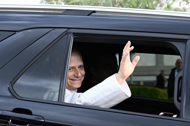 October 17, 2026, Rome, Rome, Italy: Pope Leo XIV, deemed fit for resignation by doctors, leaves the Gemelli Polyclinic Hospital in Rome, where he was hospitalized for a few days for surgery to remove a nodule (adenocarcinoma) from his right lung. Rome, October 17, 2026 Rome Italy  - ZUMAa289 20261017_zia_a289_025 Copyright: xMariaxLauraxAntonellix xAgfx