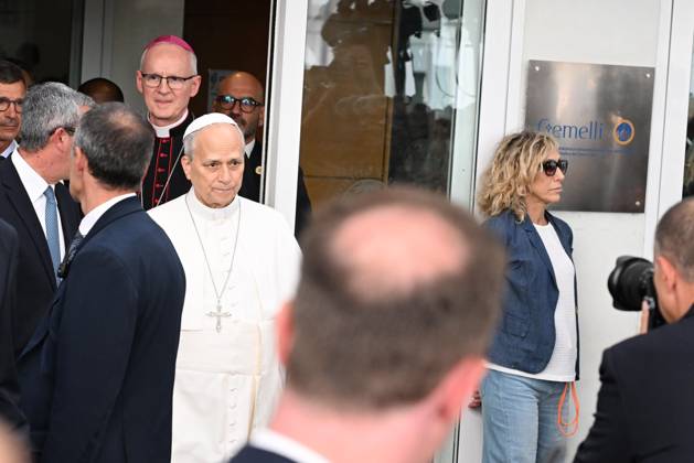 October 17, 2026, Rome, Rome, Italy: Pope Leo XIV, deemed fit for resignation by doctors, leaves the Gemelli Polyclinic Hospital in Rome, where he was hospitalized for a few days for surgery to remove a nodule (adenocarcinoma) from his right lung. Rome, October 17, 2026 Rome Italy  - ZUMAa289 20261017_zia_a289_026 Copyright: xMariaxLauraxAntonellix xAgfx