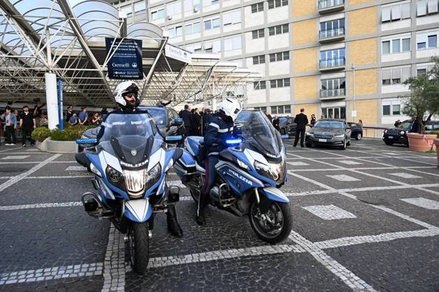 October 17, 2026, Rome, Rome, Italy: Preparations are underway for the Pope s discharge from Rome s Gemelli Polyclinic Hospital, where he was hospitalized for a few days for surgery to remove a nodule (adenocarcinoma) from his right lung. Rome, October 17, 2026 Rome Italy  - ZUMAa289 20261017_zia_a289_027 Copyright: xMariaxLauraxAntonellix xAgfx