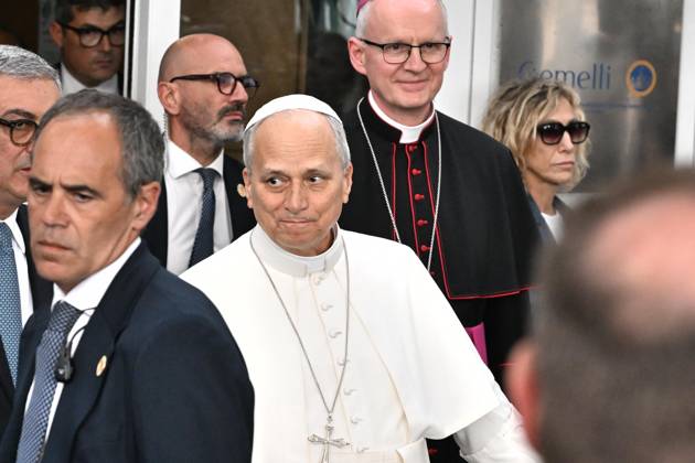October 17, 2026, Rome, Rome, Italy: Pope Leo XIV, deemed fit for resignation by doctors, leaves the Gemelli Polyclinic Hospital in Rome, where he was hospitalized for a few days for surgery to remove a nodule (adenocarcinoma) from his right lung. Rome, October 17, 2026 Rome Italy  - ZUMAa289 20261017_zia_a289_028 Copyright: xMariaxLauraxAntonellix xAgfx