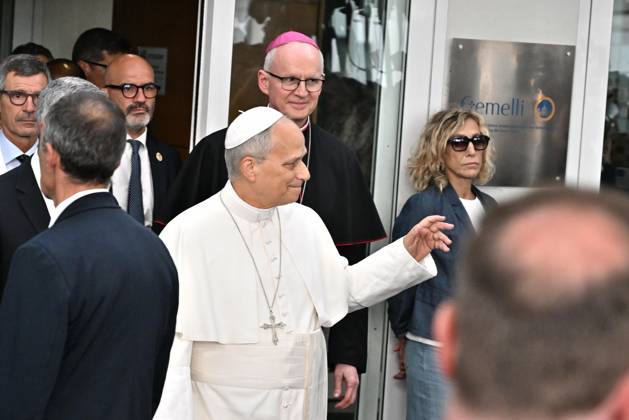 October 17, 2026, Rome, Rome, Italy: Pope Leo XIV, deemed fit for resignation by doctors, leaves the Gemelli Polyclinic Hospital in Rome, where he was hospitalized for a few days for surgery to remove a nodule (adenocarcinoma) from his right lung. Rome, October 17, 2026 Rome Italy  - ZUMAa289 20261017_zia_a289_029 Copyright: xMariaxLauraxAntonellix xAgfx