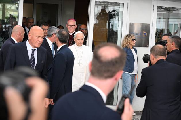 October 17, 2026, Rome, Rome, Italy: Pope Leo XIV, deemed fit for resignation by doctors, leaves the Gemelli Polyclinic Hospital in Rome, where he was hospitalized for a few days for surgery to remove a nodule (adenocarcinoma) from his right lung. Rome, October 17, 2026 Rome Italy  - ZUMAa289 20261017_zia_a289_030 Copyright: xMariaxLauraxAntonellix xAgfx