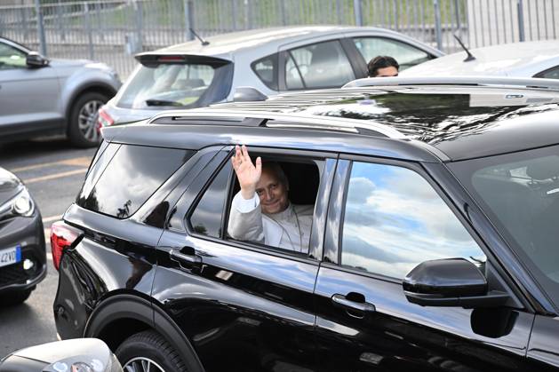 October 17, 2026, Rome, Rome, Italy: Pope Leo XIV, deemed fit for resignation by doctors, leaves the Gemelli Polyclinic Hospital in Rome, where he was hospitalized for a few days for surgery to remove a nodule (adenocarcinoma) from his right lung. Rome, October 17, 2026 Rome Italy  - ZUMAa289 20261017_zia_a289_032 Copyright: xMariaxLauraxAntonellix xAgfx