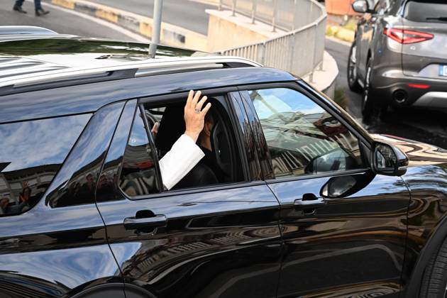 October 17, 2026, Rome, Rome, Italy: Pope Leo XIV, deemed fit for resignation by doctors, leaves the Gemelli Polyclinic Hospital in Rome, where he was hospitalized for a few days for surgery to remove a nodule (adenocarcinoma) from his right lung. Rome, October 17, 2026 Rome Italy  - ZUMAa289 20261017_zia_a289_034 Copyright: xMariaxLauraxAntonellix xAgfx