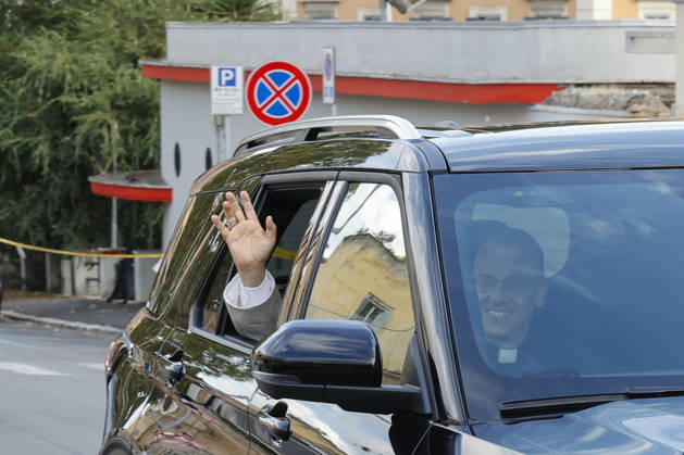 Pope Lei XIV returns to the Vatican after lung cancer surgery ROME, ITALY, OCTOBER 17: Pope Leo XIV waves to reporters as he arrives at the Vatican from the Policlinico Gemelli hospital in Rome, Italy, on October 17, 2026. The pontiff spent 5 days at the Gemelli, where he underwent lung cancer surgery on October 13. Riccardo De Luca Anadolu Rome Italy. Editorial use only. Please get in touch for any other usage.  Copyright: x2026xAnadoluxRiccardoxDexLucax