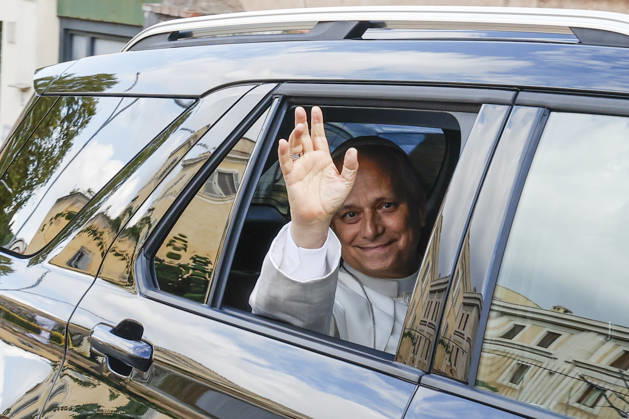 Pope Lei XIV returns to the Vatican after lung cancer surgery ROME, ITALY, OCTOBER 17: Pope Leo XIV waves to reporters as he arrives at the Vatican from the Policlinico Gemelli hospital in Rome, Italy, on October 17, 2026. The pontiff spent 5 days at the Gemelli, where he underwent lung cancer surgery on October 13. Riccardo De Luca Anadolu Rome Italy. Editorial use only. Please get in touch for any other usage.  Copyright: x2026xAnadoluxRiccardoxDexLucax