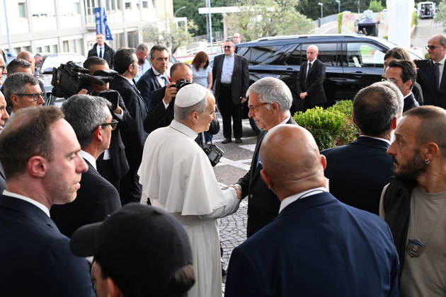 October 17, 2026, Rome, Rome, Italy: Pope Leo XIV, deemed fit for resignation by doctors, leaves the Gemelli Polyclinic Hospital in Rome, where he was hospitalized for a few days for surgery to remove a nodule (adenocarcinoma) from his right lung. Rome, October 17, 2026 Rome Italy  - ZUMAa289 20261017_zia_a289_035 Copyright: xMariaxLauraxAntonellix xAgfx