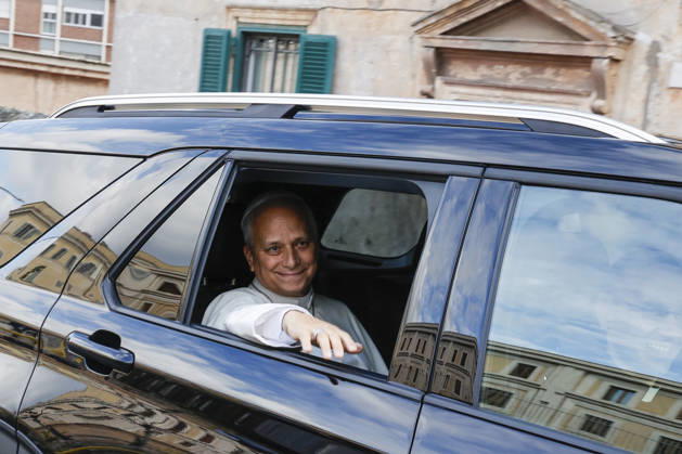 Pope Lei XIV returns to the Vatican after lung cancer surgery ROME, ITALY, OCTOBER 17: Pope Leo XIV waves to reporters as he arrives at the Vatican from the Policlinico Gemelli hospital in Rome, Italy, on October 17, 2026. The pontiff spent 5 days at the Gemelli, where he underwent lung cancer surgery on October 13. Riccardo De Luca Anadolu Rome Italy. Editorial use only. Please get in touch for any other usage.  Copyright: x2026xAnadoluxRiccardoxDexLucax