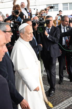 October 17, 2026, Rome, Rome, Italy: Pope Leo XIV, deemed fit for resignation by doctors, leaves the Gemelli Polyclinic Hospital in Rome, where he was hospitalized for a few days for surgery to remove a nodule (adenocarcinoma) from his right lung. Rome, October 17, 2026 Rome Italy  - ZUMAa289 20261017_zia_a289_036 Copyright: xMariaxLauraxAntonellix xAgfx