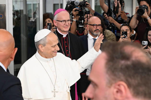 October 17, 2026, Rome, Rome, Italy: Pope Leo XIV, deemed fit for resignation by doctors, leaves the Gemelli Polyclinic Hospital in Rome, where he was hospitalized for a few days for surgery to remove a nodule (adenocarcinoma) from his right lung. Rome, October 17, 2026 Rome Italy  - ZUMAa289 20261017_zia_a289_039 Copyright: xMariaxLauraxAntonellix xAgfx