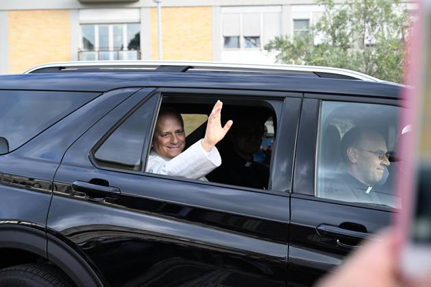 October 17, 2026, Rome, Rome, Italy: Pope Leo XIV, deemed fit for resignation by doctors, leaves the Gemelli Polyclinic Hospital in Rome, where he was hospitalized for a few days for surgery to remove a nodule (adenocarcinoma) from his right lung. Rome, October 17, 2026 Rome Italy  - ZUMAa289 20261017_zia_a289_041 Copyright: xMariaxLauraxAntonellix xAgfx
