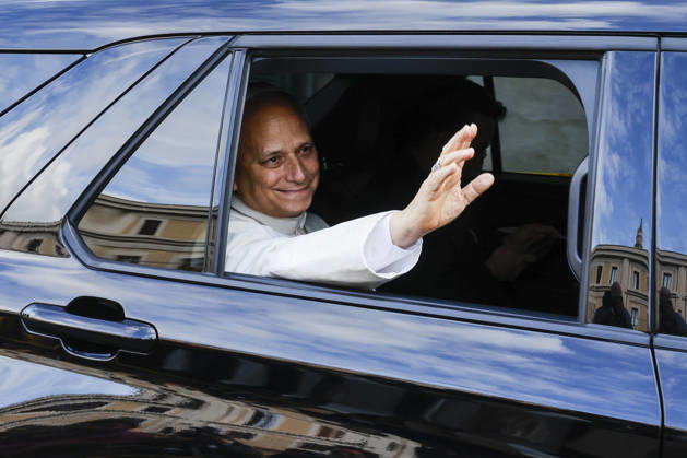 Pope Lei XIV returns to the Vatican after lung cancer surgery ROME, ITALY, OCTOBER 17: Pope Leo XIV waves to reporters as he arrives at the Vatican from the Policlinico Gemelli hospital in Rome, Italy, on October 17, 2026. The pontiff spent 5 days at the Gemelli, where he underwent lung cancer surgery on October 13. Riccardo De Luca Anadolu Rome Italy. Editorial use only. Please get in touch for any other usage.  Copyright: x2026xAnadoluxRiccardoxDexLucax