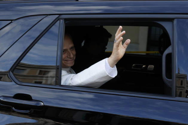 Pope Lei XIV returns to the Vatican after lung cancer surgery ROME, ITALY, OCTOBER 17: Pope Leo XIV waves to reporters as he arrives at the Vatican from the Policlinico Gemelli hospital in Rome, Italy, on October 17, 2026. The pontiff spent 5 days at the Gemelli, where he underwent lung cancer surgery on October 13. Riccardo De Luca Anadolu Rome Italy. Editorial use only. Please get in touch for any other usage.  Copyright: x2026xAnadoluxRiccardoxDexLucax