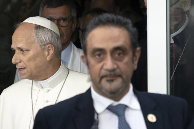 ITALY - POPE - VATICAN-2026 10 17 Italy, Rome, Vatican, October 17, 2026 Pope Leo XIV leaves the Gemelli University Hospital, four days after a surgery to remove a cancerous tumour from his right lung, in Rome Photo by ALESSIA GIULIANI Catholic Press Photo EDITORIAL USE ONLY - NO BOOKS Copyright: xVATICANxMEDIAx xCatholicxPressxPhotox
