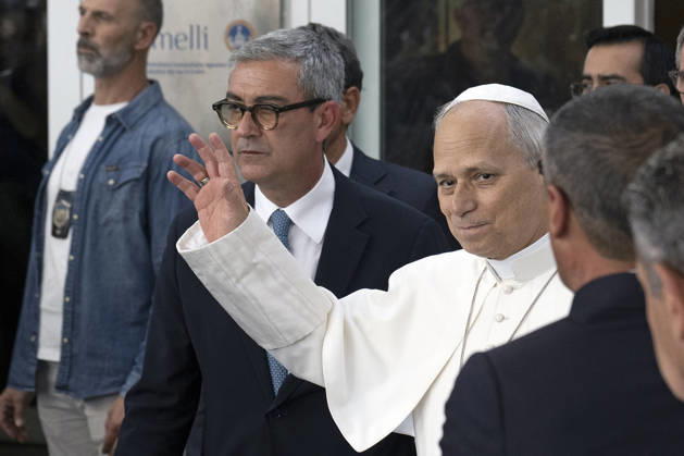 ITALY - POPE - VATICAN-2026 10 17 Italy, Rome, Vatican, October 17, 2026 Pope Leo XIV leaves the Gemelli University Hospital, four days after a surgery to remove a cancerous tumour from his right lung, in Rome Photo by ALESSIA GIULIANI Catholic Press Photo EDITORIAL USE ONLY - NO BOOKS Copyright: xVATICANxMEDIAx xCatholicxPressxPhotox