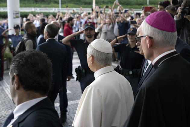 ITALY - POPE - VATICAN-2026 10 17 Italy, Rome, Vatican, October 17, 2026 Pope Leo XIV leaves the Gemelli University Hospital, four days after a surgery to remove a cancerous tumour from his right lung, in Rome Photo by ALESSIA GIULIANI Catholic Press Photo EDITORIAL USE ONLY - NO BOOKS Copyright: xVATICANxMEDIAx xCatholicxPressxPhotox