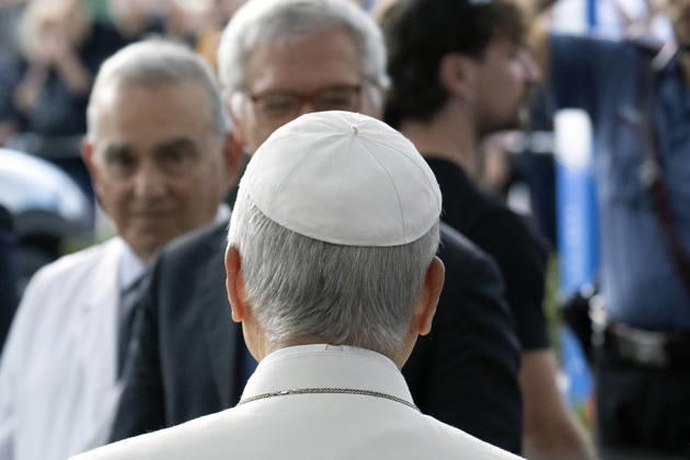 ITALY - POPE - VATICAN-2026 10 17 Italy, Rome, Vatican, October 17, 2026 Pope Leo XIV leaves the Gemelli University Hospital, four days after a surgery to remove a cancerous tumour from his right lung, in Rome Photo by ALESSIA GIULIANI Catholic Press Photo EDITORIAL USE ONLY - NO BOOKS Copyright: xVATICANxMEDIAx xCatholicxPressxPhotox