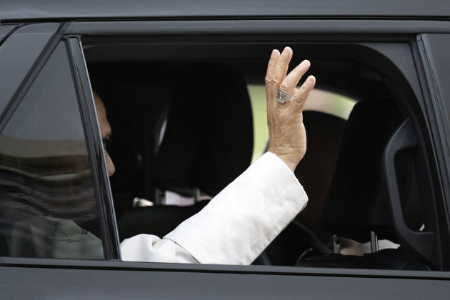 ITALY - POPE - VATICAN-2026 10 17 Italy, Rome, Vatican, October 17, 2026 Pope Leo XIV leaves the Gemelli University Hospital, four days after a surgery to remove a cancerous tumour from his right lung, in Rome Photo by ALESSIA GIULIANI Catholic Press Photo EDITORIAL USE ONLY - NO BOOKS Copyright: xVATICANxMEDIAx xCatholicxPressxPhotox