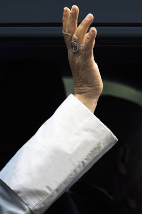 ITALY - POPE - VATICAN-2026 10 17 Italy, Rome, Vatican, October 17, 2026 Pope Leo XIV leaves the Gemelli University Hospital, four days after a surgery to remove a cancerous tumour from his right lung, in Rome Photo by ALESSIA GIULIANI Catholic Press Photo EDITORIAL USE ONLY - NO BOOKS Copyright: xVATICANxMEDIAx xCatholicxPressxPhotox