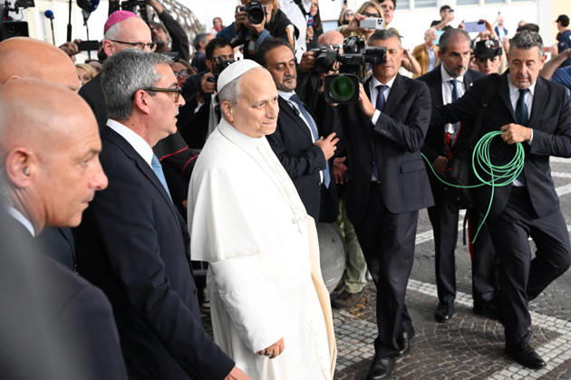 October 17, 2026, Rome, Rome, Italy: Pope Leo XIV, deemed fit for resignation by doctors, leaves the Gemelli Polyclinic Hospital in Rome, where he was hospitalized for a few days for surgery to remove a nodule (adenocarcinoma) from his right lung. Rome, October 17, 2026 Rome Italy  - ZUMAa289 20261017_zia_a289_037 Copyright: xMariaxLauraxAntonellix xAgfx