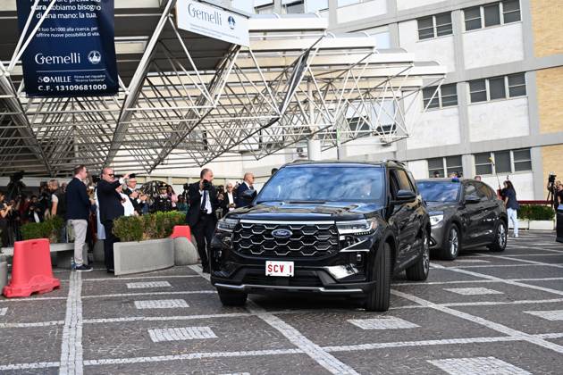 October 17, 2026, Rome, Rome, Italy: Pope Leo XIV, deemed fit for resignation by doctors, leaves the Gemelli Polyclinic Hospital in Rome, where he was hospitalized for a few days for surgery to remove a nodule (adenocarcinoma) from his right lung. Rome, October 17, 2026 Rome Italy  - ZUMAa289 20261017_zia_a289_042 Copyright: xMariaxLauraxAntonellix xAgfx