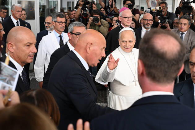 October 17, 2026, Rome, Rome, Italy: Pope Leo XIV, deemed fit for resignation by doctors, leaves the Gemelli Polyclinic Hospital in Rome, where he was hospitalized for a few days for surgery to remove a nodule (adenocarcinoma) from his right lung. Rome, October 17, 2026 Rome Italy  - ZUMAa289 20261017_zia_a289_038 Copyright: xMariaxLauraxAntonellix xAgfx