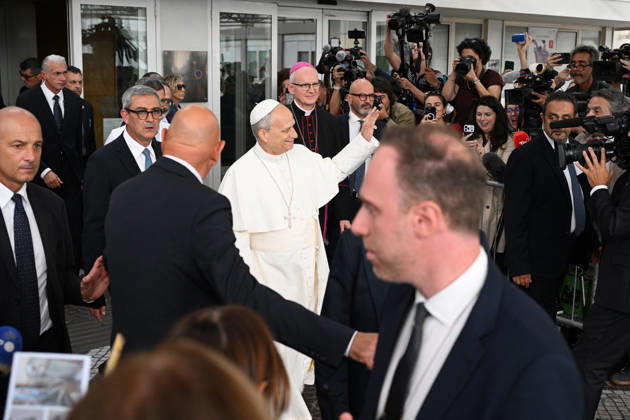 October 17, 2026, Rome, Rome, Italy: Pope Leo XIV, deemed fit for resignation by doctors, leaves the Gemelli Polyclinic Hospital in Rome, where he was hospitalized for a few days for surgery to remove a nodule (adenocarcinoma) from his right lung. Rome, October 17, 2026 Rome Italy  - ZUMAa289 20261017_zia_a289_040 Copyright: xMariaxLauraxAntonellix xAgfx