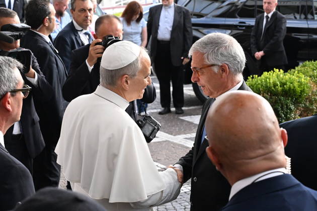 October 17, 2026, Rome, Rome, Italy: Pope Leo XIV, deemed fit for resignation by doctors, leaves the Gemelli Polyclinic Hospital in Rome, where he was hospitalized for a few days for surgery to remove a nodule (adenocarcinoma) from his right lung. Rome, October 17, 2026 Rome Italy  - ZUMAa289 20261017_zia_a289_043 Copyright: xMariaxLauraxAntonellix xAgfx