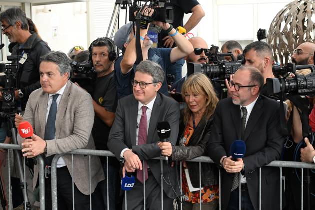 October 17, 2026, Rome, Rome, Italy: Journalists Rosario Carello of TG2, the chief Vatican correspondent of TG1, Ignazio Ingrao, and Fabio Marchese of Mediaset outside Gemelli Hospital awaiting the Pope s discharge. The Pope was hospitalized a few days ago for surgery to remove a nodule (adenocarcinoma) from his right lung. Rome, 10 17 2026 Rome Italy  - ZUMAa289 20261017_zia_a289_045 Copyright: xMariaxLauraxAntonellix xAgfx