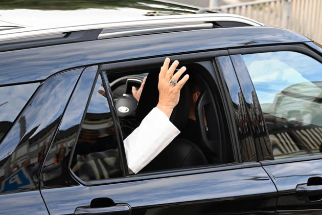 October 17, 2026, Rome, Rome, Italy: Pope Leo XIV, deemed fit for resignation by doctors, leaves the Gemelli Polyclinic Hospital in Rome, where he was hospitalized for a few days for surgery to remove a nodule (adenocarcinoma) from his right lung. Rome, October 17, 2026 Rome Italy  - ZUMAa289 20261017_zia_a289_046 Copyright: xMariaxLauraxAntonellix xAgfx
