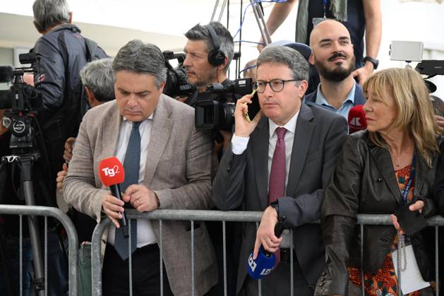 October 17, 2026, Rome, Rome, Italy: Journalists Rosario Carello of TG2 and TG1 s chief Vatican correspondent, Ignazio Ingrao, outside Gemelli Hospital awaiting the Pope s discharge. The Pope was hospitalized a few days ago for surgery to remove a nodule (adenocarcinoma) from his right lung. Rome, 10 17 2026 Rome Italy  - ZUMAa289 20261017_zia_a289_047 Copyright: xMariaxLauraxAntonellix xAgfx